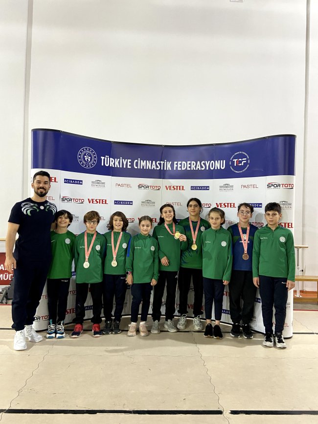 Çaykur Rizespor Parkur Takımı Madalya Kürsüsünde